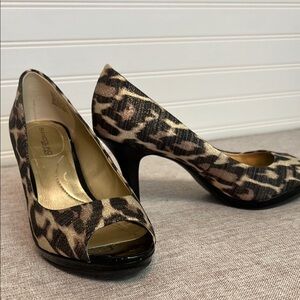 Bandolino Black and Brown Patent Heels